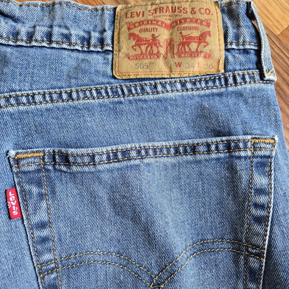 Levi's Classic Blue Jeans with Red Tag